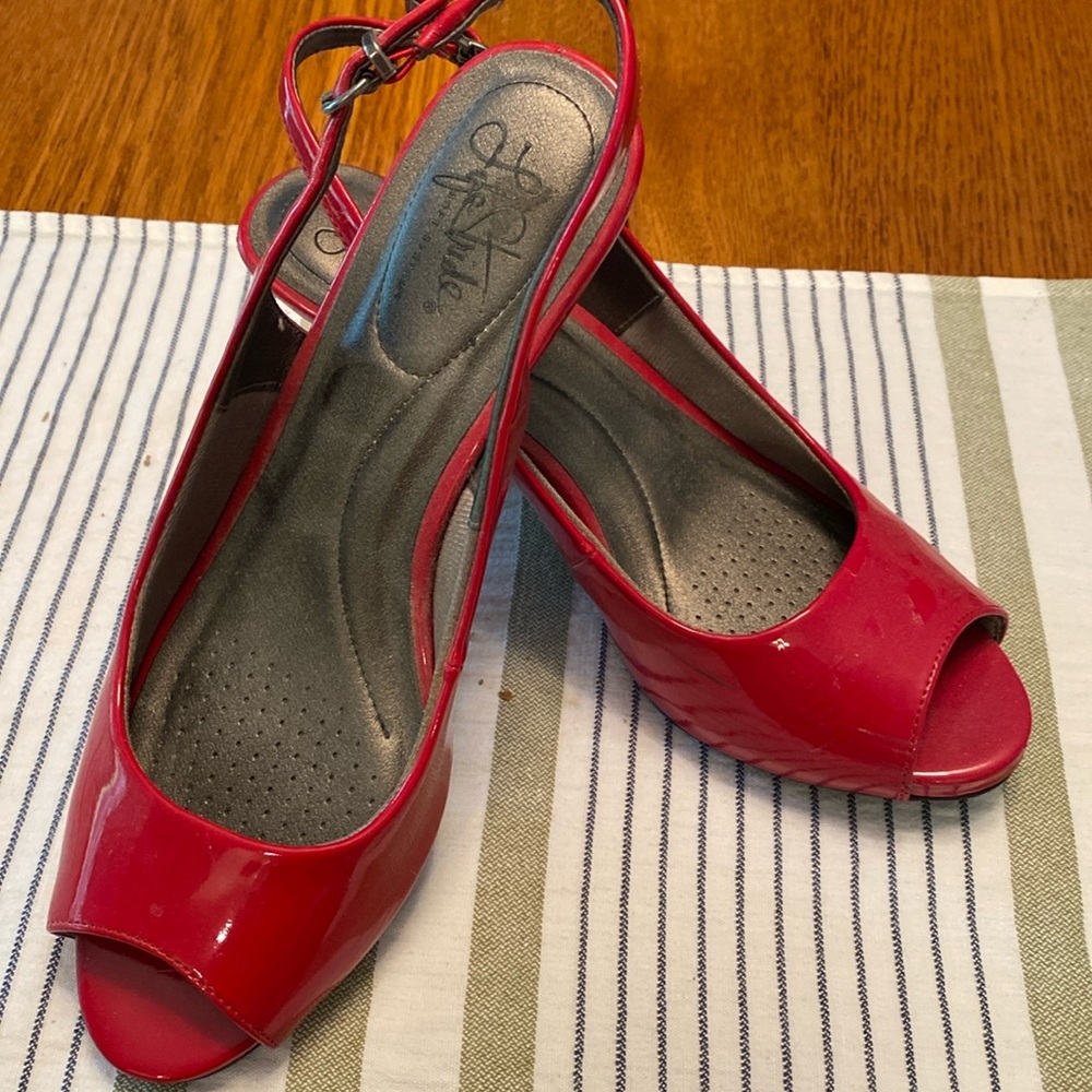 Life Stride size 9 1/2 red pump